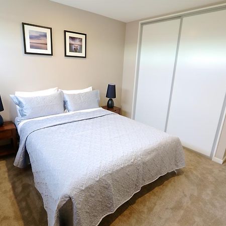 Golden Sun Apartment -Two Bedrooms, Three Bedrooms Christchurch Exteriér fotografie