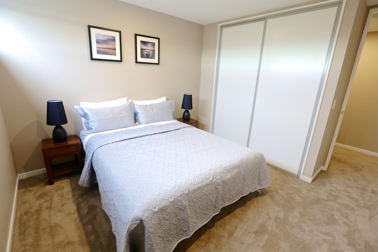 Golden Sun Apartment -Two Bedrooms, Three Bedrooms Christchurch Exteriér fotografie